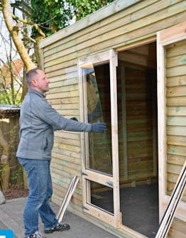 Lasien asennus pihavaraston parioviin Lasien asennus pihavaraston parioviin